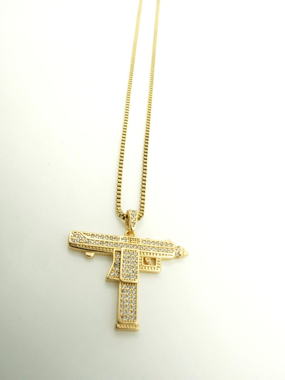 Cadena Veneciana con Dije Uzi en Rodio Dorado – Estilo, Fuerza y Exclusividad