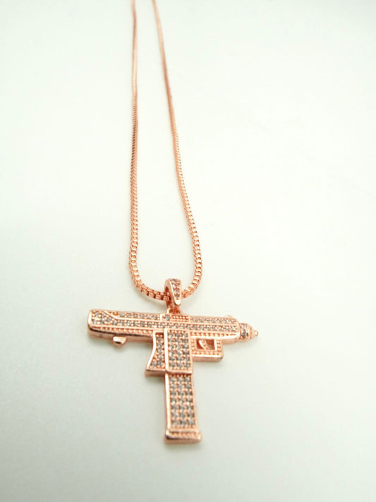 Cadena Veneciana con Dije Uzi en Rodio Dorado – Estilo, Fuerza y Exclusividad