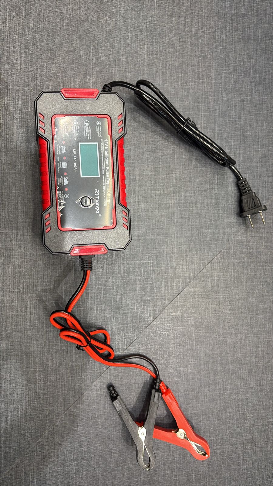 Cargador Inteligente 12V para Carro y Moto – Con Pantalla Digital y Protección Automática|