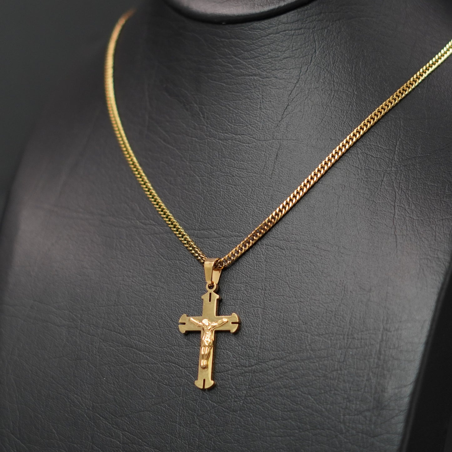 Cadena Doble Eslabón con Cristo en Acero Inoxidable Dorado – Fuerza, Fe y Estilo