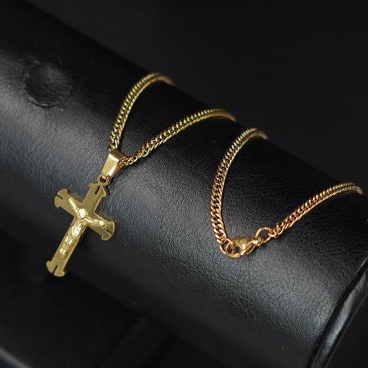 Cadena Doble Eslabón con Cristo en Acero Inoxidable Dorado – Fuerza, Fe y Estilo