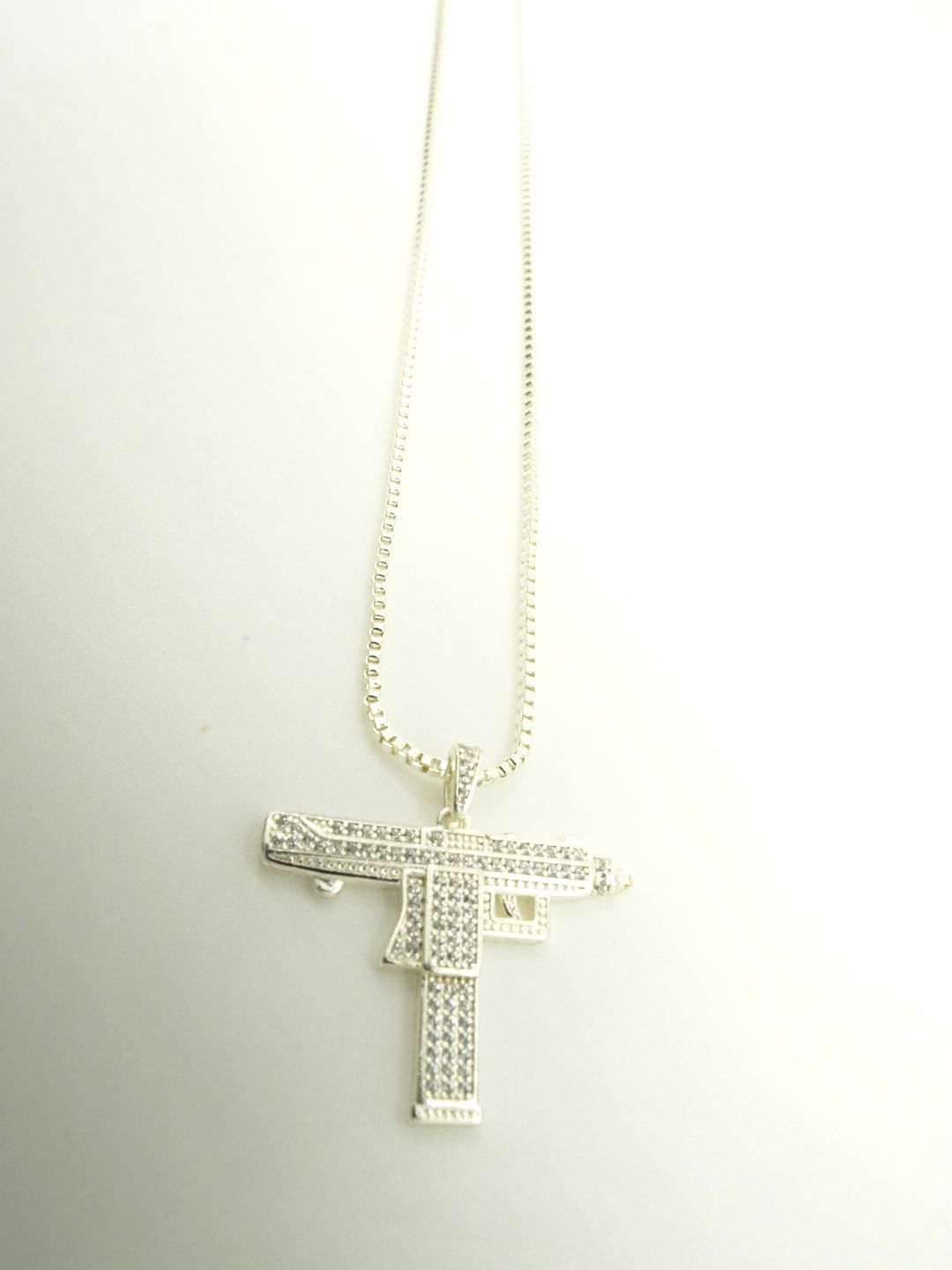 Cadena Veneciana con Dije Uzi en Rodio Dorado – Estilo, Fuerza y Exclusividad