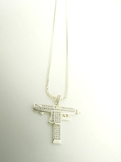Cadena Veneciana con Dije Uzi en Rodio Dorado – Estilo, Fuerza y Exclusividad