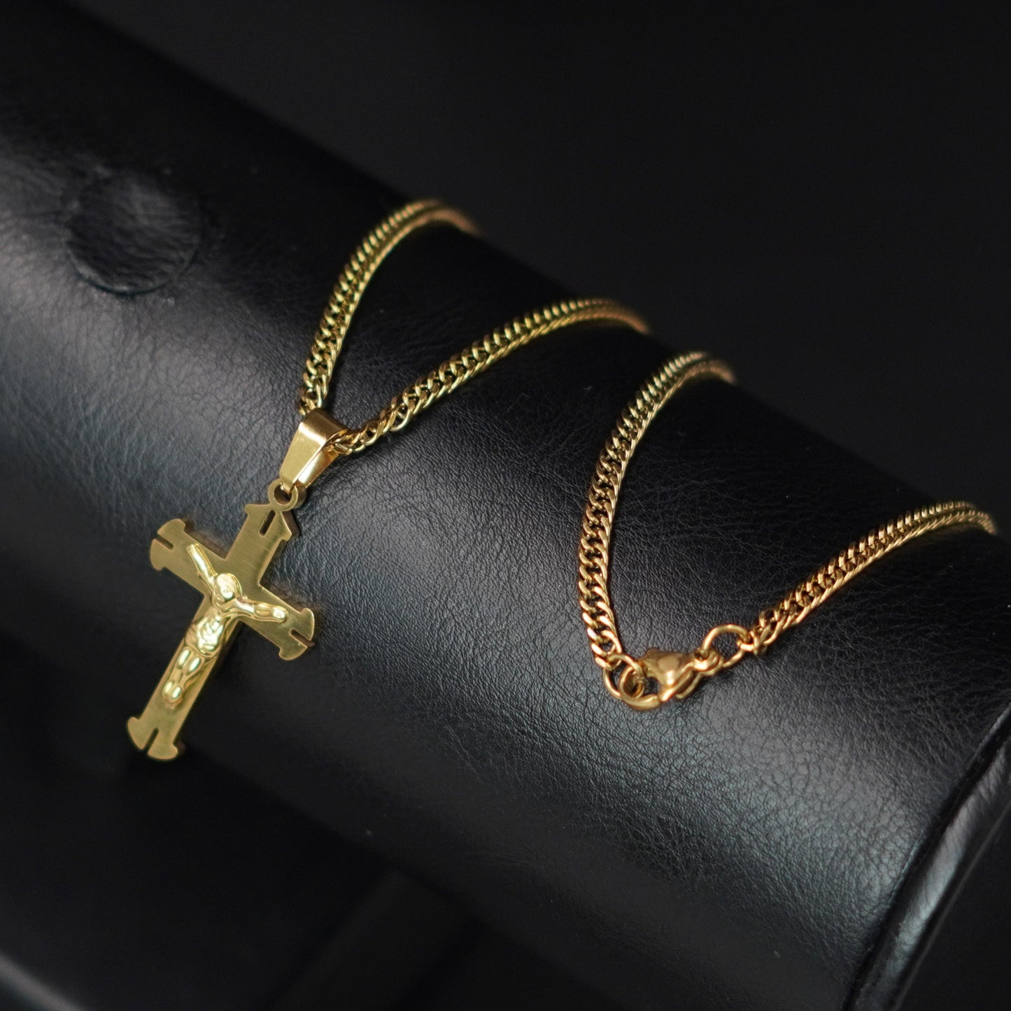 Cadena Doble Eslabón con Cristo en Acero Inoxidable Dorado – Fuerza, Fe y Estilo