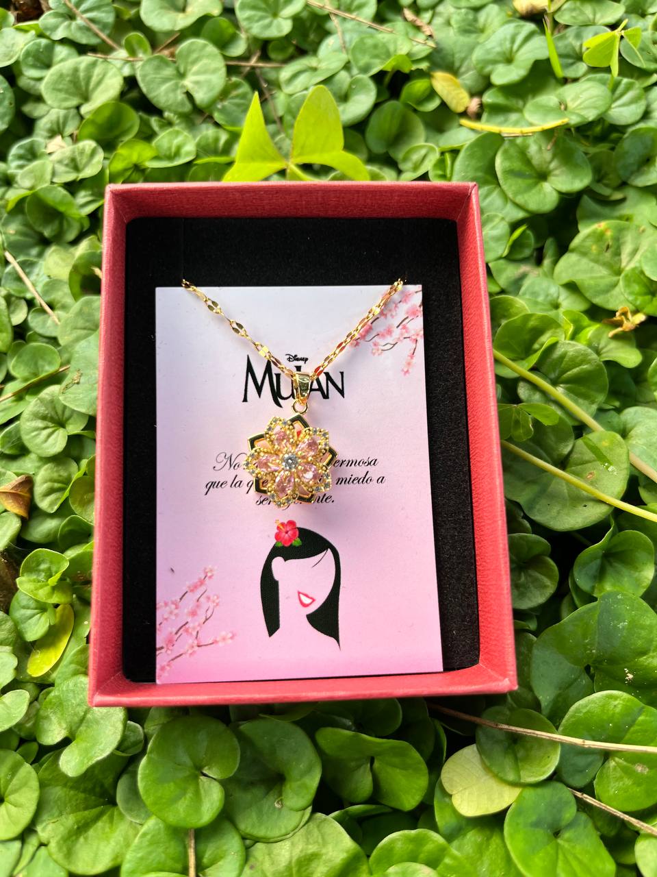 ✨ Collar Flor de Mulán – Belleza, Valentía y Poder Interior 🌸