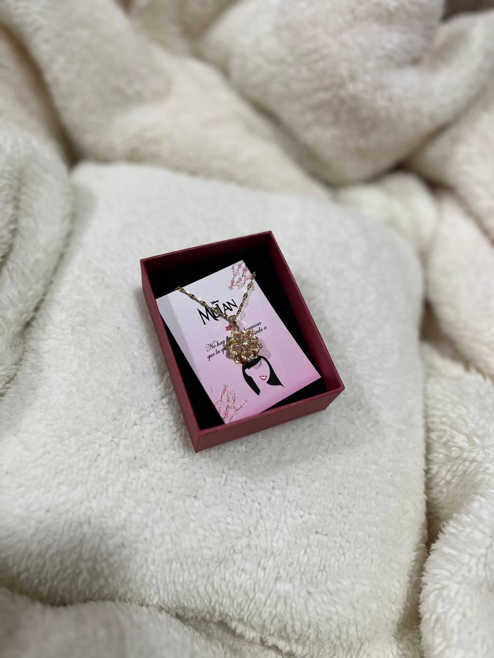 ✨ Collar Flor de Mulán – Belleza, Valentía y Poder Interior 🌸